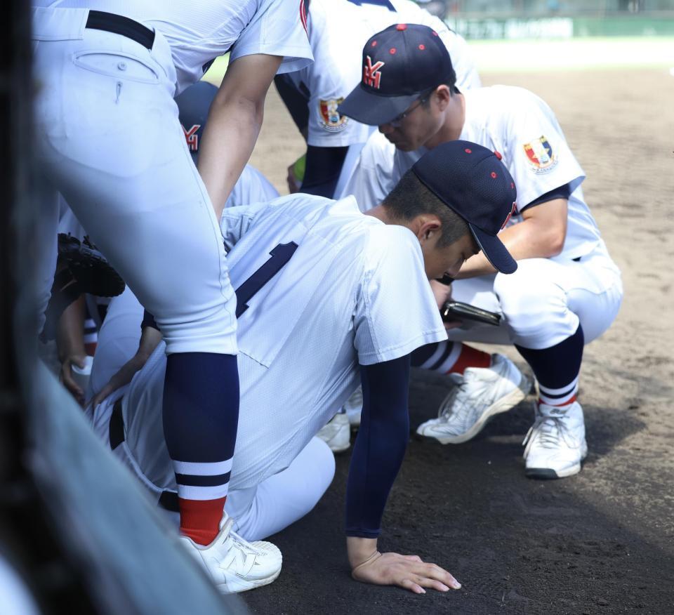 １回、打球が直撃し、手当を受ける横浜・織田翔希（撮影・伊藤笙子）