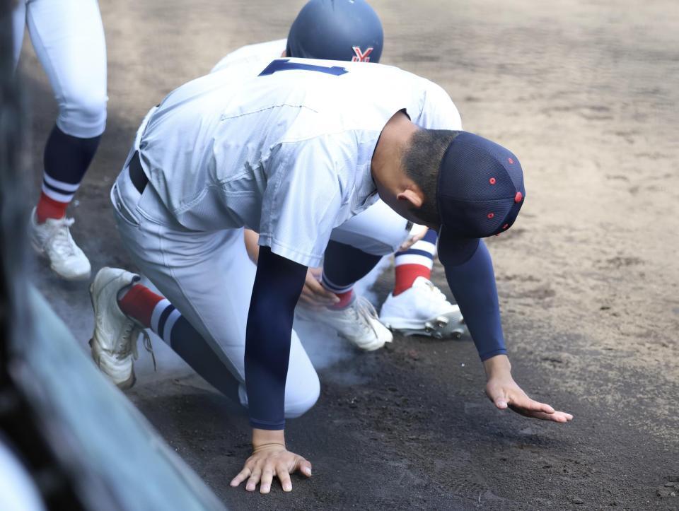 １回、打球を左足首に受け、手当を受ける横浜・織田翔希（撮影・伊藤笙子）