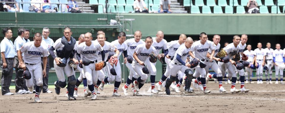 ７回コールドで初戦突破を決めた横浜ナイン。整列にエース・織田翔希の姿はなかった（撮影・伊藤笙子）