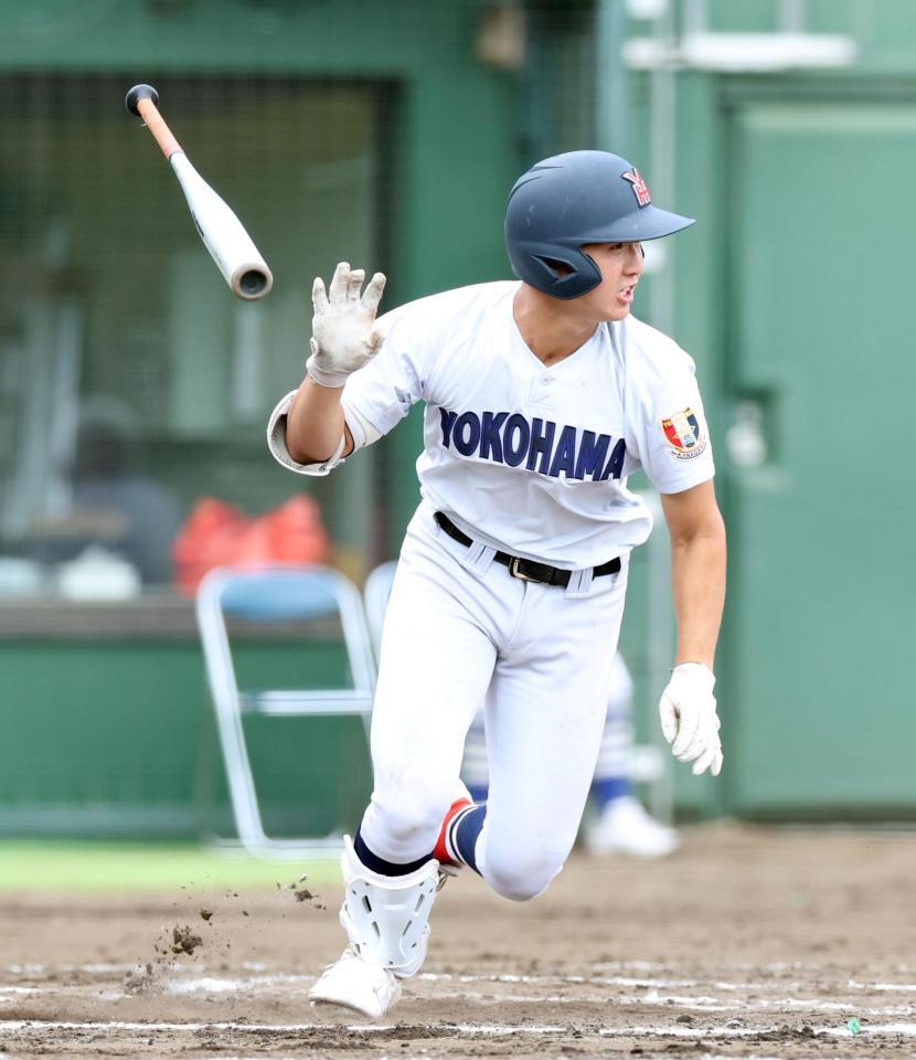 ６回、センターへ適時二塁打を放つ横浜・池田聖摩（撮影・伊藤笙子）