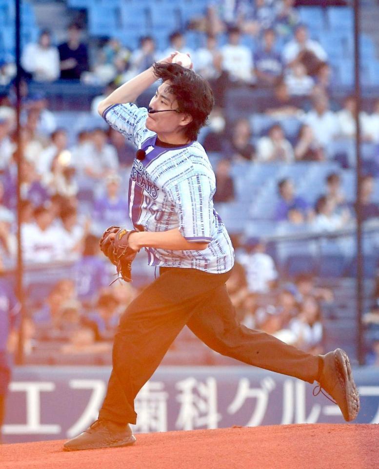 セレモニアルピッチを行う令和ロマンの高比良くるま（撮影・佐藤厚）