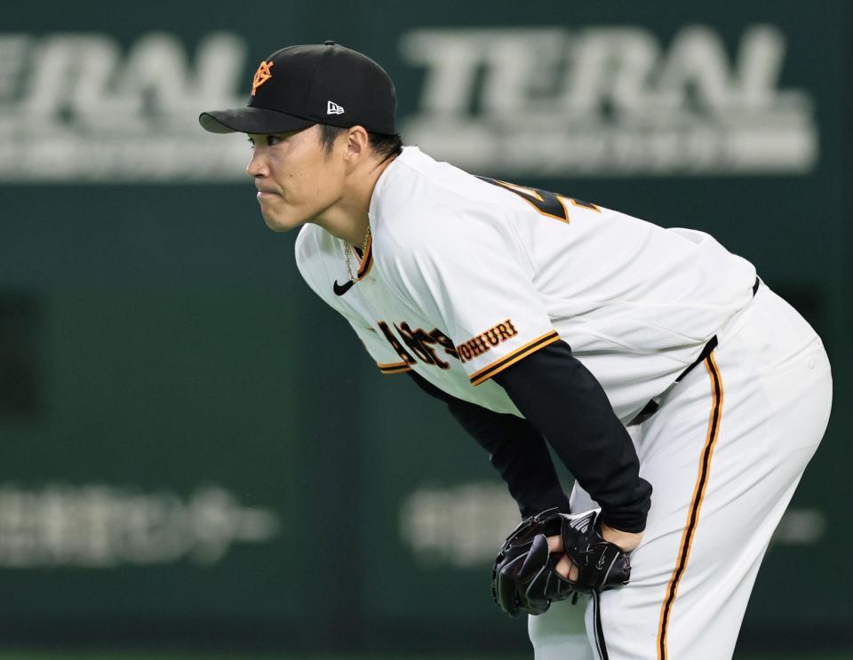 ４回、高寺に適時打を許す則本（撮影・田中太一）