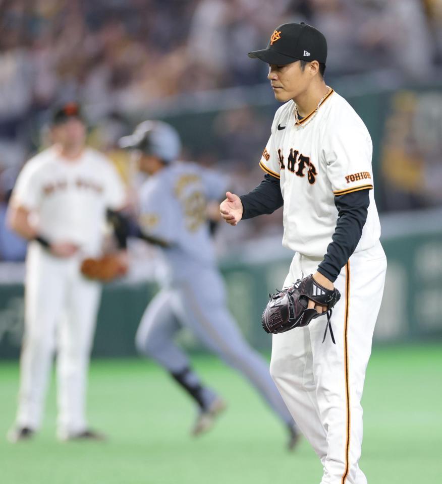 ２回、前川（中央）に逆転２ランを浴びた則本（撮影・西岡正）