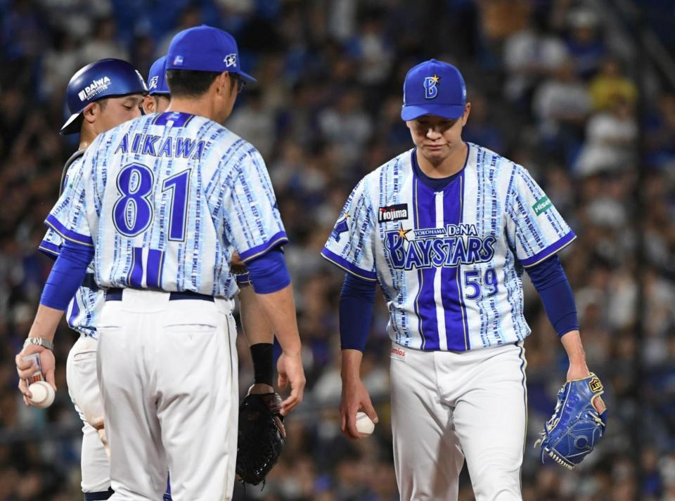 ６回、２死から３連打で勝ち越し点を奪われ、相川監督（左）から交代を告げられる平良（撮影・佐藤厚）