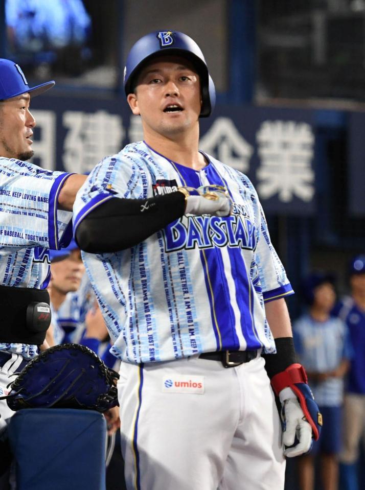 ４回、牧は左越えに１１号同点ソロを放ち、「デスターシャ！」（撮影・佐藤厚）