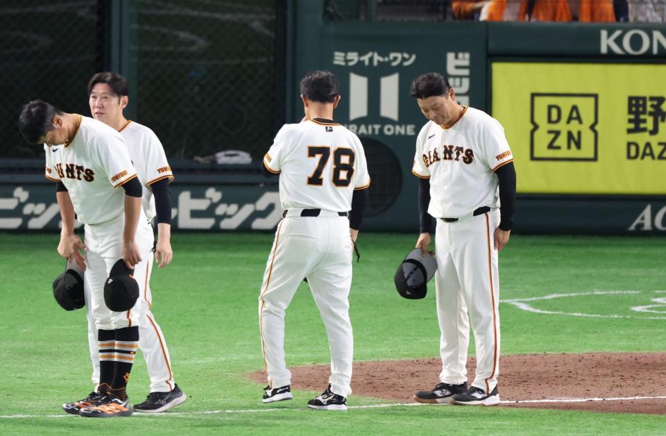 あいさつをする橋上監督代行（右）＝撮影・佐々木彰尚