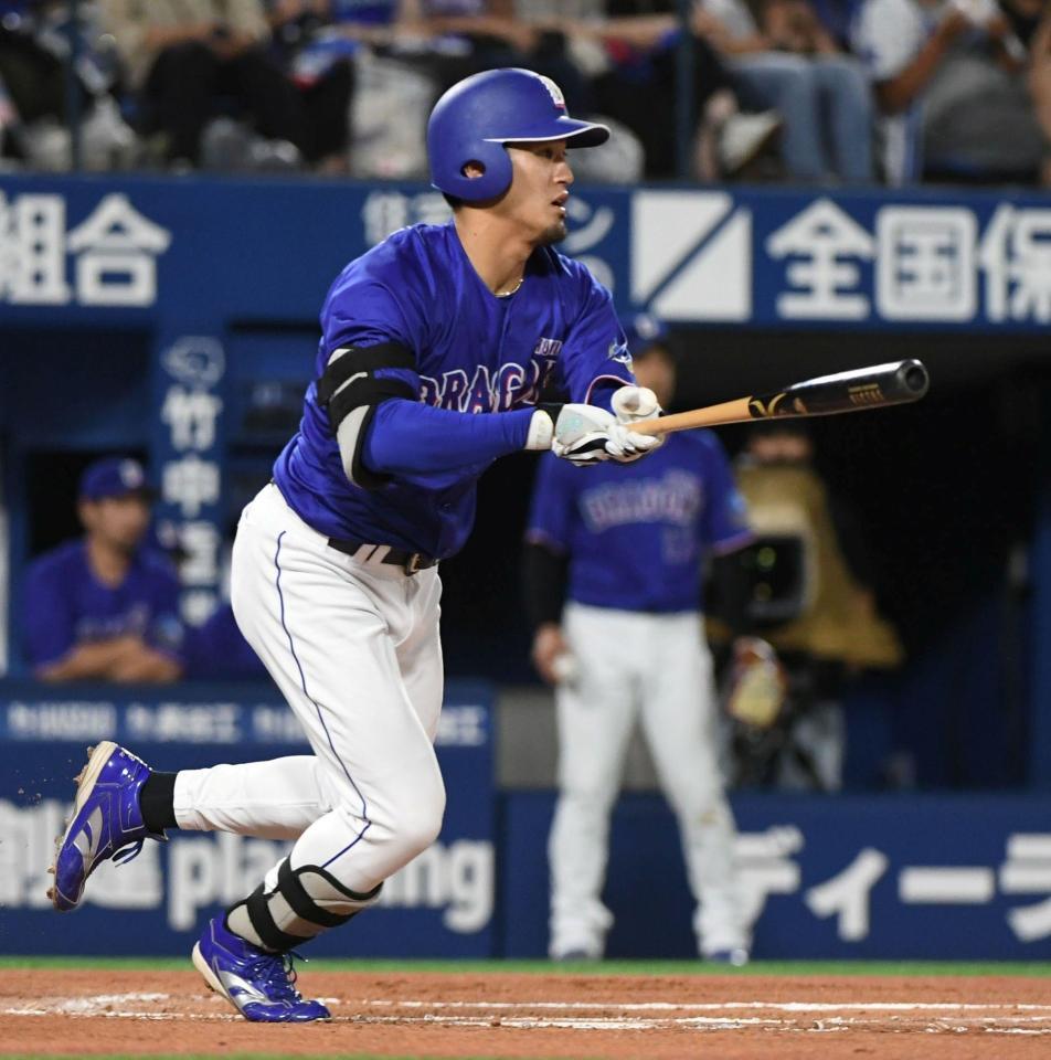 ６回、板山は右前に勝ち越し適時打を放つ（撮影・佐藤厚）