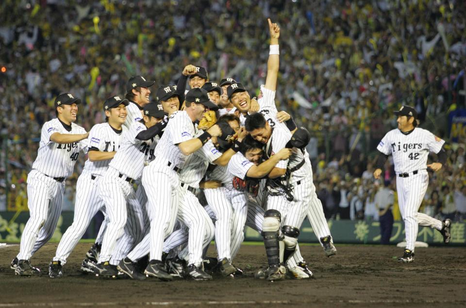 優勝の瞬間、歓喜を爆発させる阪神ナイン＝０５年９月２９日