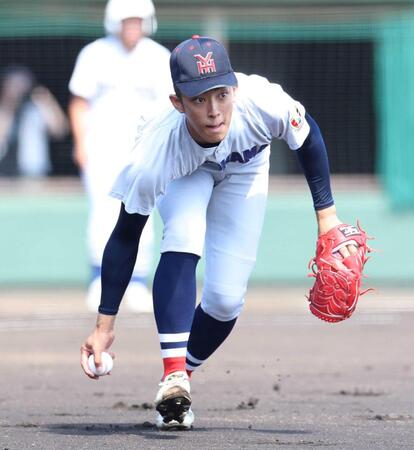 　打球が左足を直撃するも、一塁へ送球する横浜・織田（撮影・伊藤笙子）