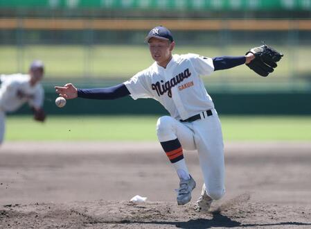 ３回、三木・藤原慧の打球を手で止めようとするも、止められず中前適時打を許した仁川学院・清水想（撮影・中田匡峻）