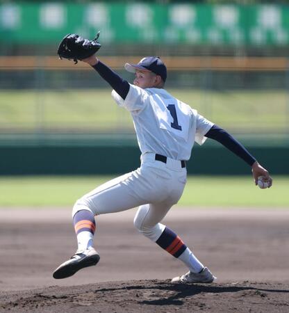 １回、力投する先発投手の仁川学院・清水想（撮影・中田匡峻）