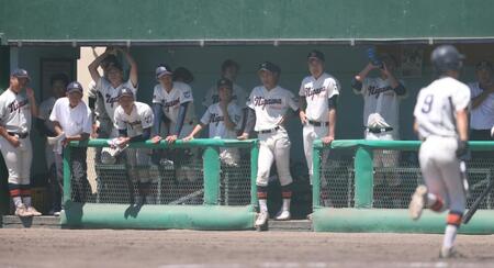 ５回、打線が沈黙し、静まりかえる仁川学院ナイン（撮影・中田匡峻）