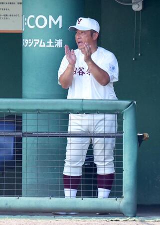 ６回、４番・吉田蒼太の安打で好機を作り、手をたたく四谷学院・本村幸雄監督（撮影・伊藤笙子）