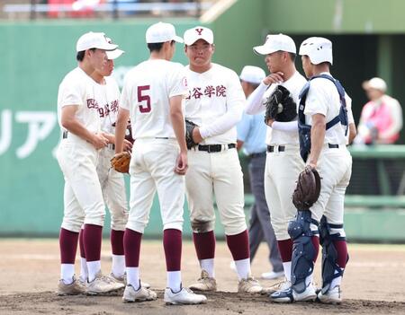 ３回、ピンチを迎え、マウンドに集まる四谷学院ナイン（撮影・伊藤笙子）