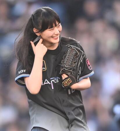始球式を務め笑顔の櫻坂４６の山崎天（撮影・開出牧）