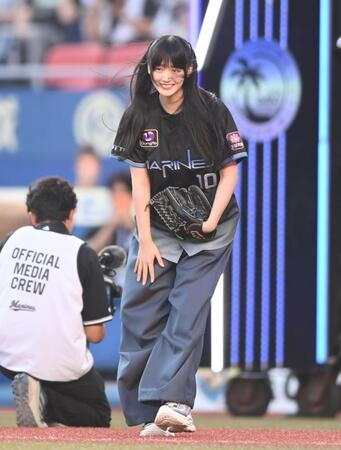 始球式を務めスタンドの拍手に笑顔の櫻坂４６の山崎天（撮影・開出牧）