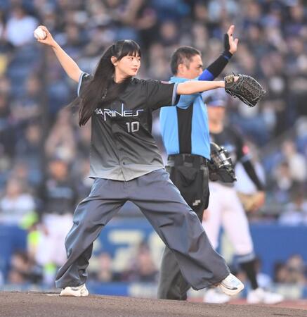 始球式を務める櫻坂４６の山崎天（撮影・開出牧）