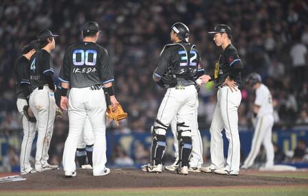 ４回、中川（右後方）に勝ち越しの左前適時打を打たれ降板した先発・広池（右端）＝撮影・開出牧