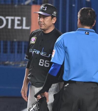 ４回、投手交代を告げるサブロー監督（撮影・開出牧）