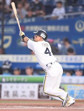 ３回、同点の右越え２ランを放つ森友（撮影・開出牧）