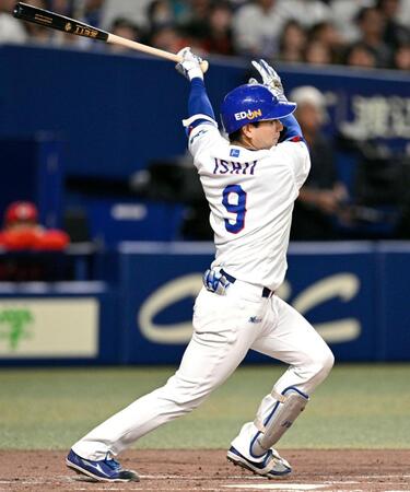 ４回、石伊が左越えに適時二塁打を放つ