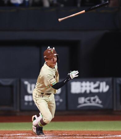 ３回、二塁打を放つ奈良間（撮影・中島達哉）