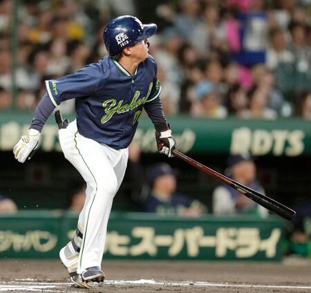 ６回、赤羽が左越えに本塁打を放つ