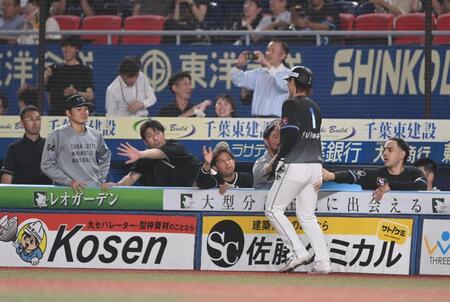８回、代打・安田の右越え適時二塁打で生還しナインとタッチを交わす藤原（右手前）＝撮影・開出牧