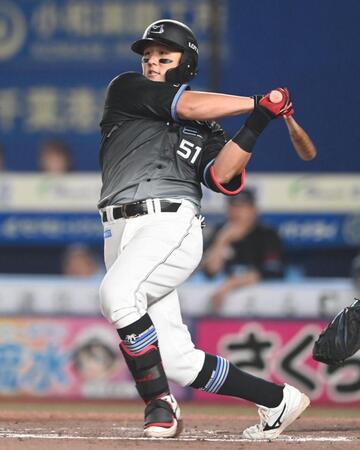 ６回、レフトへ２点適時二塁打を放つ山口（撮影・開出牧）