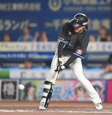 ６回、同点の中前適時打を放つ小川（撮影・開出牧）