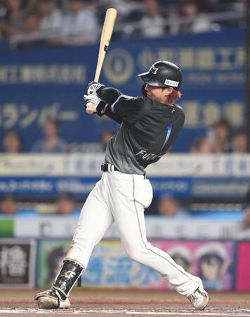 ６回、勝ち越しの右前適時打を放つ藤原（撮影・開出牧）