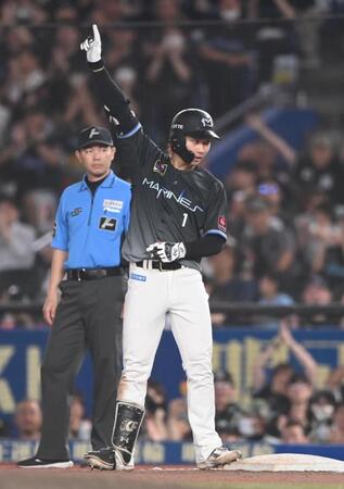 ６回、勝ち越しの右前適時打を放ちポーズを決める藤原（撮影・開出牧）