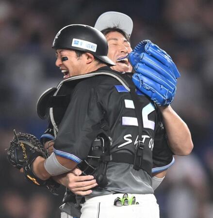 ９回、紅林を右飛に打ち取り佐藤（手前）と抱き合って喜ぶ益田（撮影・開出牧）