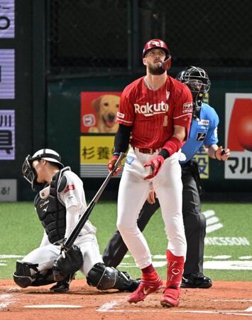 ４回、左越えへ勝ち越しの２打席連続本塁打を放つマッカスカー