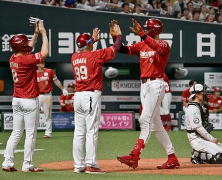 ８回、中越えに勝ち越しの２点本塁打を放ち、タッチを交わすマッカスカー（右から２人目）