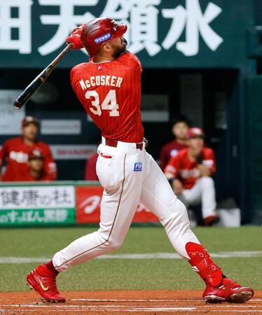 ２回、マッカスカーが左越えに本塁打を放つ
