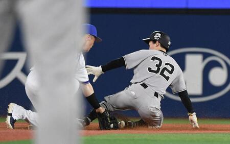 ４回、浦田（右）は二盗に成功（撮影・佐藤厚）