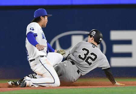 ６回、浦田は二盗に成功。野手・石上（撮影・佐藤厚）