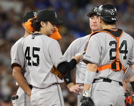 ６回、宮崎に同点打を打たれマウンドで汗を拭う田中瑛（左手前）