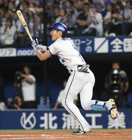 ７回、度会は右中間に６号３ランを放つ（撮影・佐藤厚）