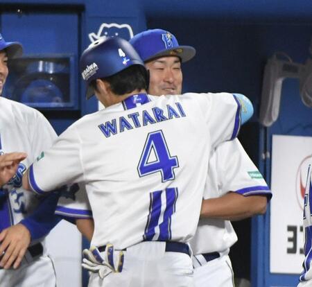 ７回、度会隆輝は右中間に６号３ランを放ち、戸柱恭孝（奥）と抱き合う（撮影・佐藤厚）
