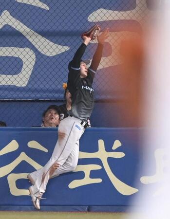 ９回、紅林の右飛をジャンプして好捕する藤原（撮影・開出牧）