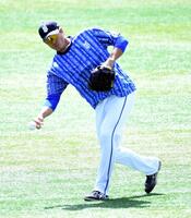 アンダースローでキャッチボールする藤浪（撮影・佐藤厚）