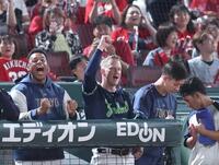 　来日初勝利を挙げ、拳を上げるウォルターズ（中央）＝撮影・北村雅宏