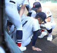 　１回、湘南工大付・江藤の打球が左足に直撃しグラウンドで手当てを受ける横浜・織田（中央）＝撮影・伊藤笙子