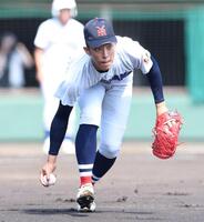 　打球が左足を直撃するも、一塁へ送球する横浜・織田（撮影・伊藤笙子）