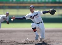 ３回、三木・藤原慧の打球を手で止めようとするも、止められず中前適時打を許した仁川学院・清水想（撮影・中田匡峻）