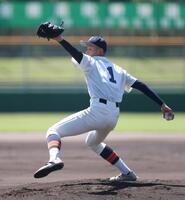 １回、力投する先発投手の仁川学院・清水想（撮影・中田匡峻）