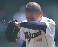 ３回、治療後、マウンドに戻るも投球できず降板となる仁川学院・清水想（撮影・中田匡峻）