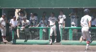 ５回、打線が沈黙し、静まりかえる仁川学院ナイン（撮影・中田匡峻）